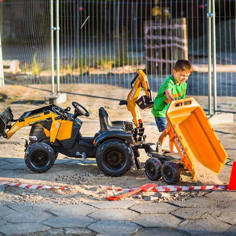 Minamas traktorius Falk Case IH su priekaba ir kaušu