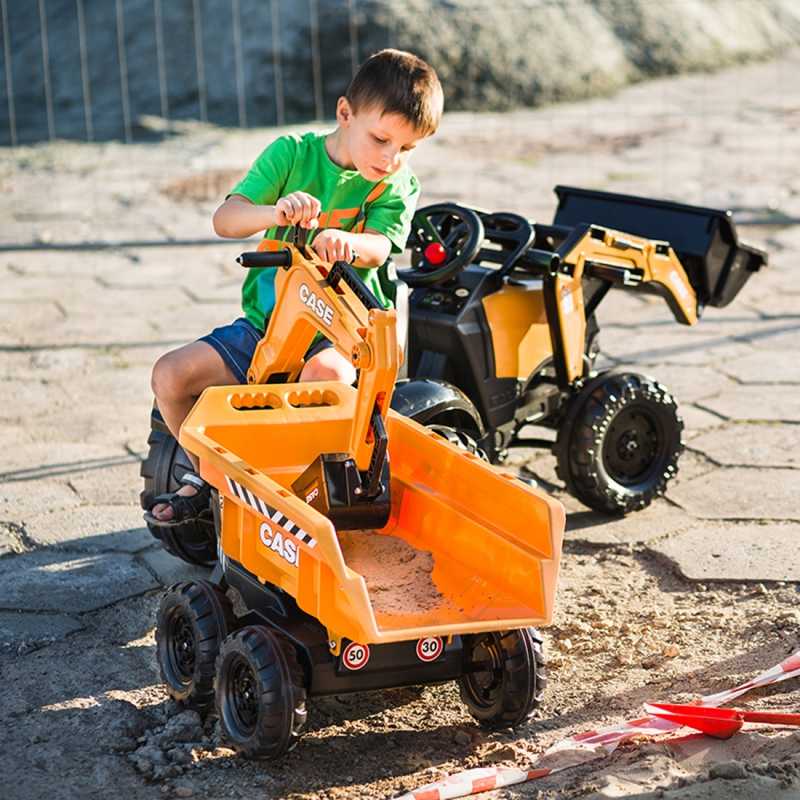 Minamas traktorius Falk Case IH su priekaba ir kaušu