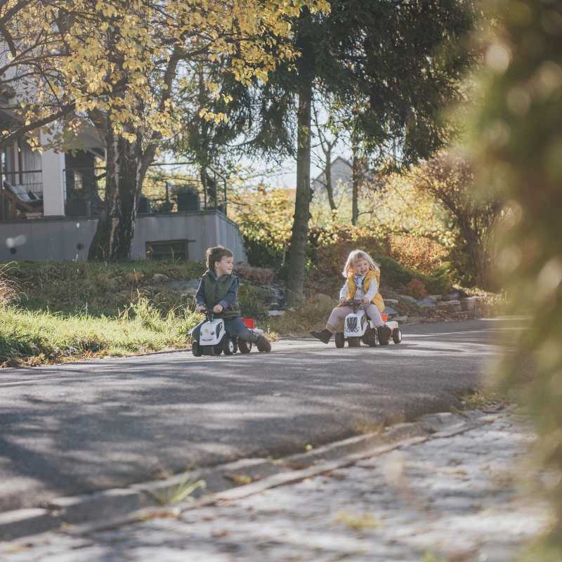 Paspiriamas traktorius su priekaba - FalkBaby Valtra, baltas