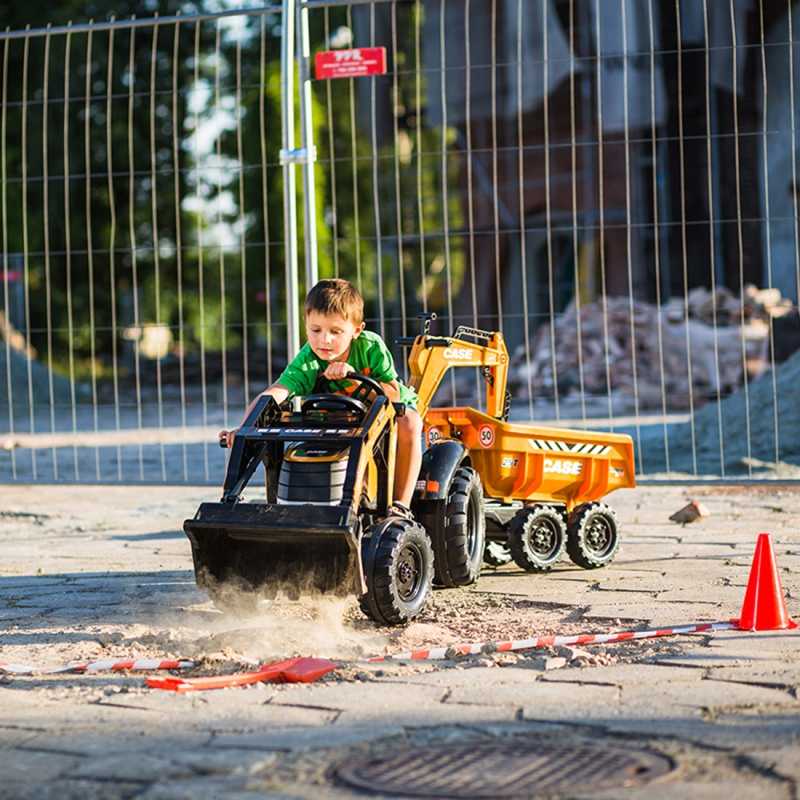 Minamas traktorius Falk Case IH su priekaba ir kaušu