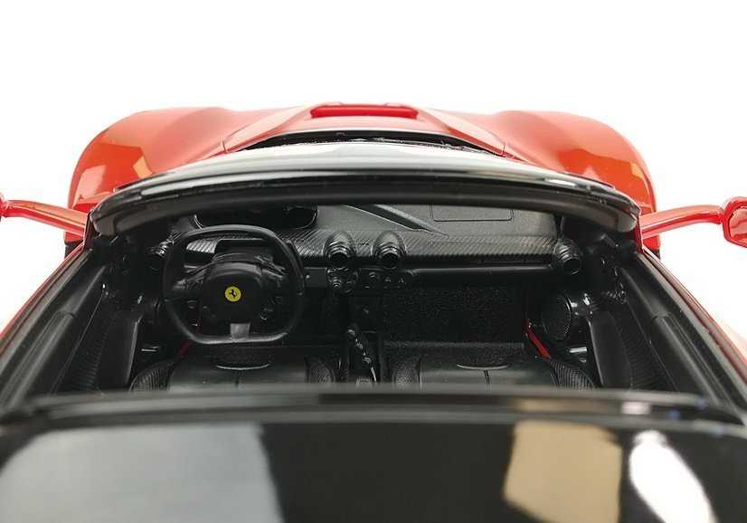 R/C Ferrari Aperta Rastar 1:14 nuotolinio valdymo pulteliu valdomas automobilis, raudonos spalvos.