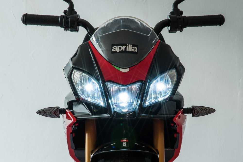 Vienvietis elektrinis motociklas Aprilia Tuono V4, raudonas