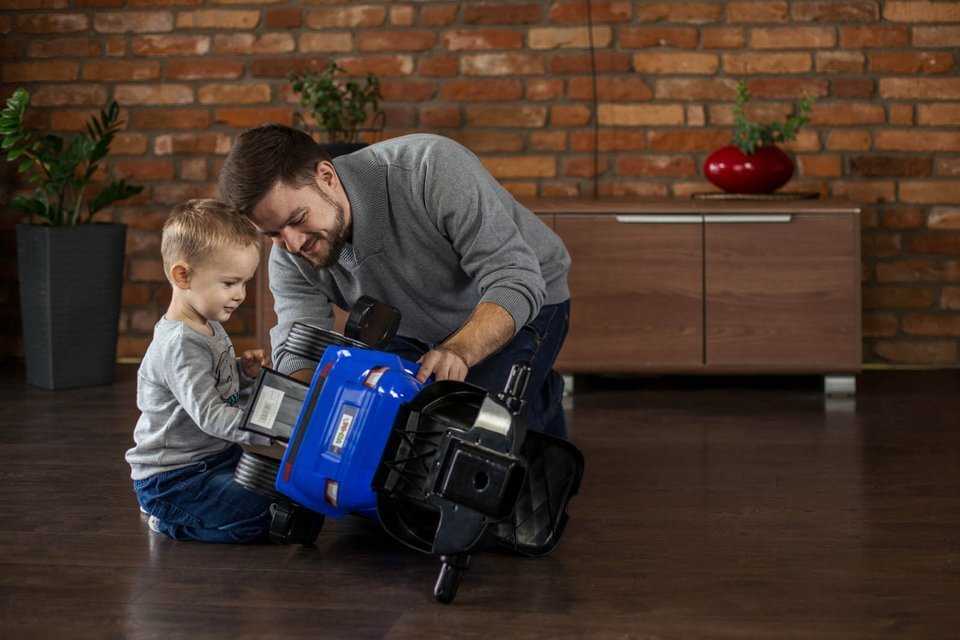 Paspiriamas automobilis su rankena, juodas