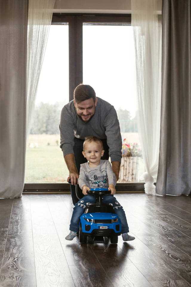 Paspiriamas automobilis su rankena, pilkas